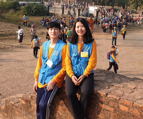 인도성지순례(왼쪽 김인환 님, 오른쪽 백진아 님)