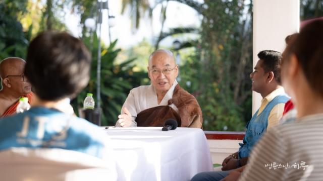 “도울 때는 스스로 살아갈 수 있도록 도와야 합니다.”