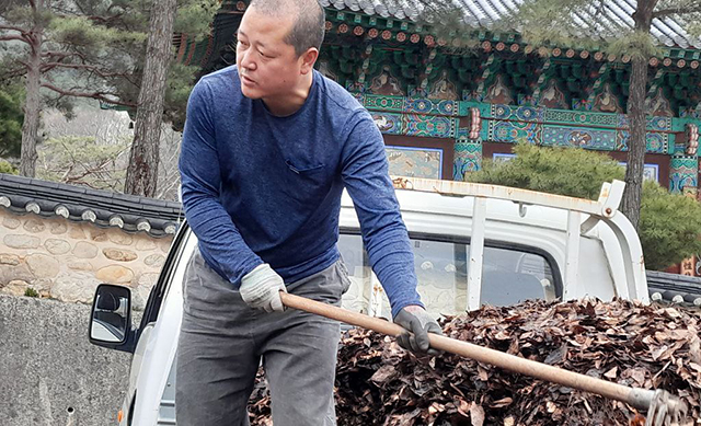 죽림정사에서 낙엽 거름 만들기 중