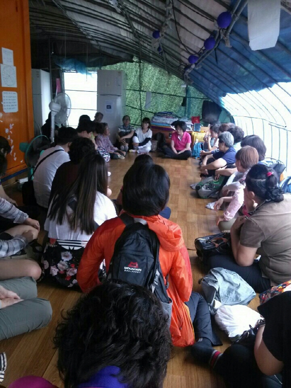 원자력 발전소의 위험성을 느끼고 송전탑 건설로 파괴되는 고향땅을 지키고자 애쓰는 밀양 할머니들의 목소리에 귀기울이는 모습