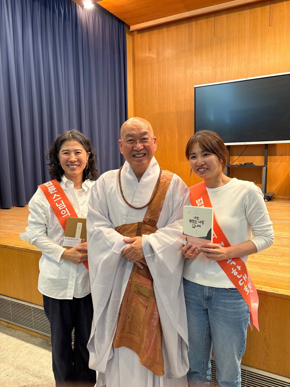 강연을 마친 후 (오른쪽 김민지 님, 왼쪽 부총괄 최은실 님) 강연을 마친 후 (오른쪽 김민지 님, 왼쪽 부총괄 최은실 님)