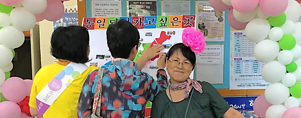 2018년 행복학교 부스에서(머리 꽃 백기순 님)