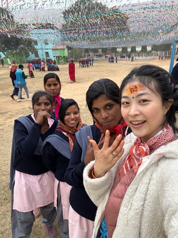 수자타 아카데미에서 학생들과(맨 오른쪽이 윤진 님)