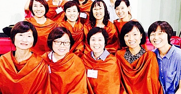 2015년 불교대 졸업 (앞줄 맨 왼쪽 김숙자 님)