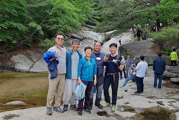 법륜스님과 함께하는 거사 활동가 나들이 중(오른쪽에서 두 번째)