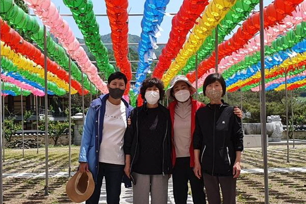 죽림정사 연등 달기 봉사(왼쪽 두 번째 정예진 님, 세 번째 박현혜 님)