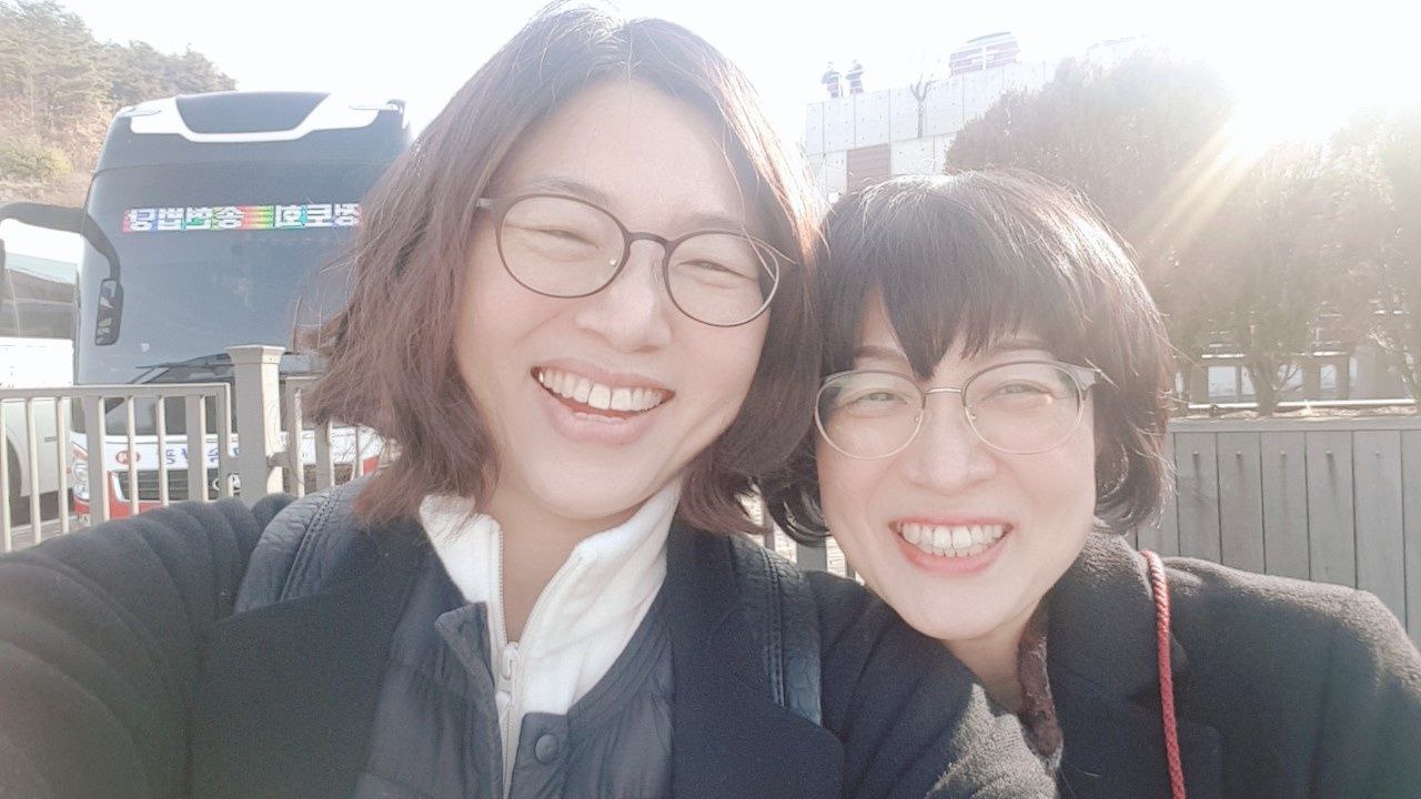 정토회 인연을 맺어준 친구와 무주 천일결사 입재식에서(왼쪽)