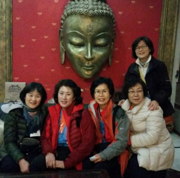 델리 박물관에서. 왼쪽부터 두 번째 박은지, 세 번째 강정희, 오른쪽 뒤쪽 이소희 보살님~^^
