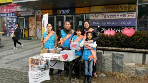 김철조 거사님이 누군지 아시겠지요?^^ 두 어린이가 참 기특하고 예쁘네요~~