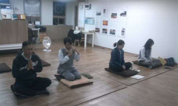 매일 새벽 5시에 정진하는 도반들. 지금은 준비 중이랍니다~^^