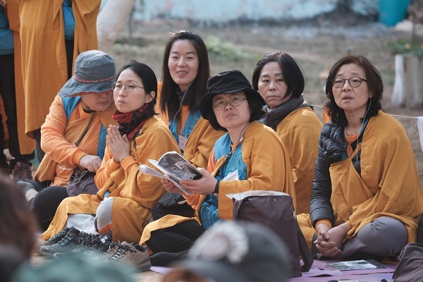 인도 성지 순례 중에 도반들과 함께 _ 왼쪽에서 두 번째 박민아 님 