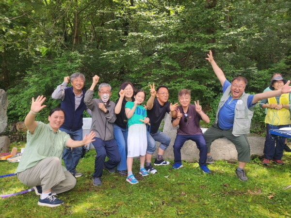 보리수 소풍 중에(오른쪽에서 두 번째가 박정배 님) 보리수 소풍 중에(오른쪽에서 두 번째가 박정배 님)