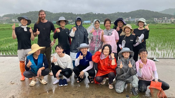 두북수련원 1박 2일 농사 울력(앞줄 맨 오른쪽이 이상원 님)