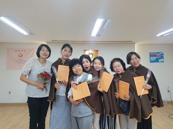  성동법당 2019년 가을불교대학 주간반 졸업식, 수업 담당 소임 (왼쪽에서 세 번째 앞쪽)