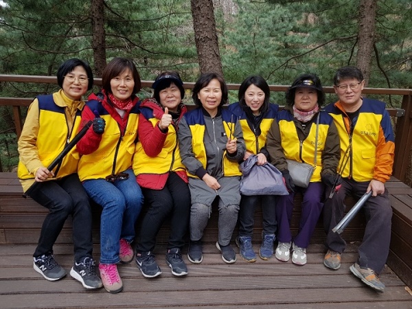 도반들과 용마산에 오르며 불교대학 홍보나간 날 정은영 님(왼쪽에서 두번째) 과 이임호 님(왼쪽에서 세번째) 