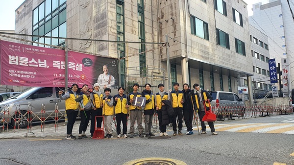 46기 백일출가 줍깅&행복학교 홍보 중(왼쪽에서 다섯 번째가 정희도 님)