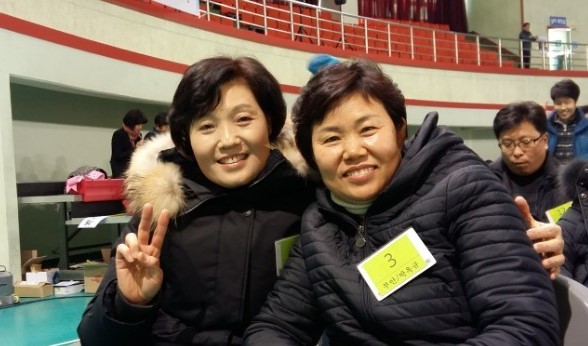 경전반 졸업식에서 박양순 님(왼쪽), 박옥규 님(오른쪽)
