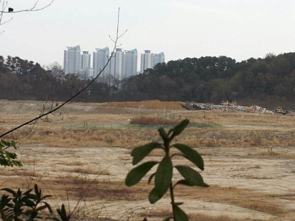 9번째 계단으로 매립 중인 산! 저 멀리 쓰레기차들이 바삐 움직입니다.
