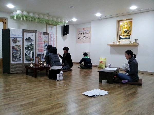 봉사자들이 처음 해보는 의식이라 관욕단 앞에서 연습을 하고 또 하고...진지한 모습을 보니 감동이 전해져 옵니다.