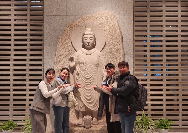 2024년 경전대학 진행자와 학생들과 함께(왼쪽 첫 번째가 정유리 님) 2024년 경전대학 진행자와 학생들과 함께(왼쪽 첫 번째가 정유리 님)