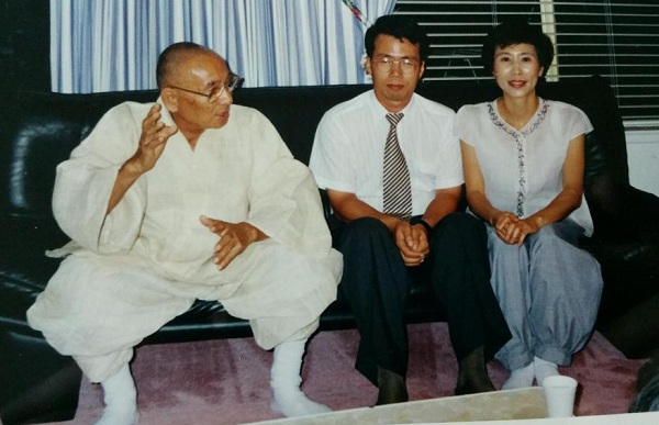 1997년 LA를 방문하신 서암스님과 함께한 고본화 님 부부