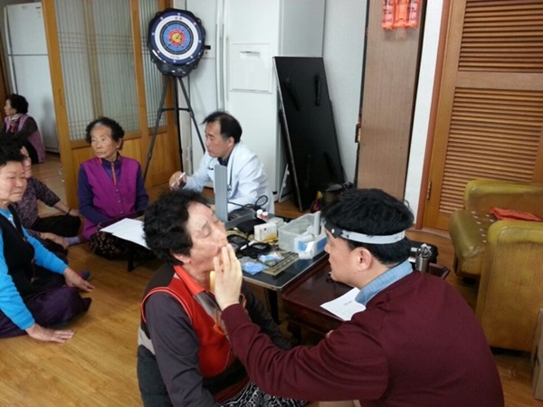 두북에서 어르신 의료봉사 중에(뒷줄 맨 오른쪽이 김진석 님) 두북에서 어르신 의료봉사 중에(뒷줄 맨 오른쪽이 김진석 님)
