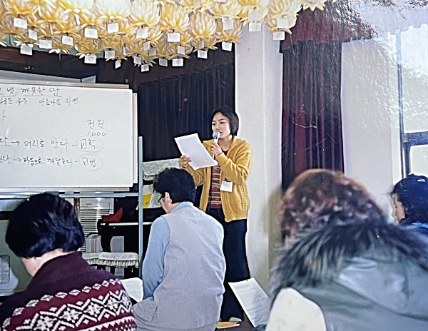 2001년 법복도 없이 불교대학 사회 보던 시절의 김경희 님