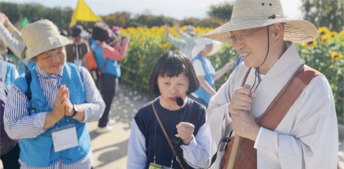 첨성대 옆 꽃밭을 지나면서 즉석에서 노래자랑이 열렸다. 