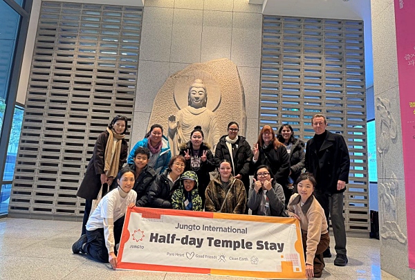 2026년 외국인들과 함께 한 반나절 템플스테이(앞줄 왼쪽에서 두 번째, 세 번째, 네 번째 두 손자와 함께 한 서성애 님) 2026년 외국인들과 함께 한 반나절 템플스테이(앞줄 왼쪽에서 두 번째, 세 번째, 네 번째 두 손자와 함께 한 서성애 님)