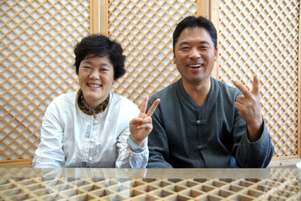 새벽기도와 인터뷰, 그리고 저녁반을 위한 연찬을 함께 진행한 후 승리의 V (민정임 보살님과 최태범 거사님)