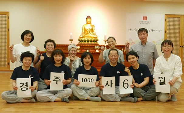 매월 마지막 금요일 저녁, 천배 정진 후 도반들과 (뒷줄 오른쪽에서 두 번째)