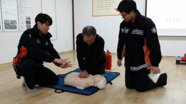 심폐소생술을 배우고 있는 김수 거사님