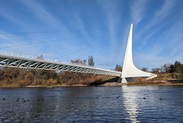 김지은님 사는 도시 레딩의 상징물인 새크라멘토강 선다이얼 다리_Sun Dial Bridge on Sacramento River
