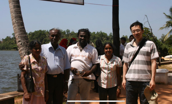 박성희 님에게 처음 법을 전한 Dilusha(오른쪽 두 번째), 함께 정토불교대학에 입학한 친구(맨 오른쪽)