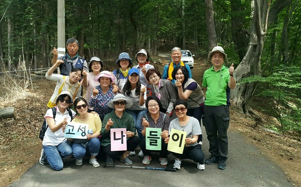 고성법당 나들이(앞줄 가운데가 김동열 님)