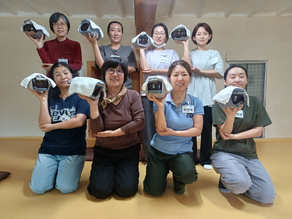 바라지장에서(앞줄 오른쪽에서 두 번째가 조연옥 님) 바라지장에서(앞줄 오른쪽에서 두 번째가 조연옥 님)