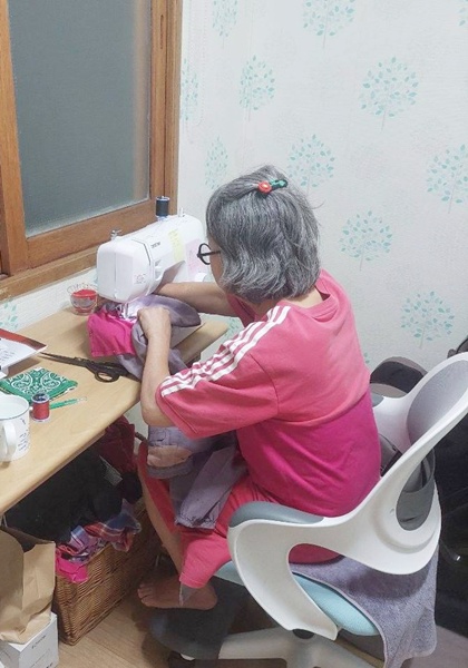 딸이 선물한 재봉틀로 작업 중 딸이 선물한 재봉틀로 작업 중