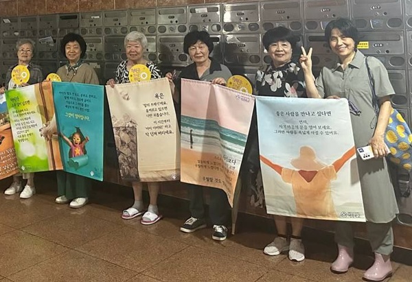 2025.7 행복학교[^각주35] 시화전(오른쪽 세 번째 류연순 님)