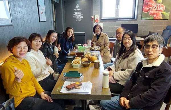 2025. 4. 13. 경전대학생들과 (왼쪽 첫 번째 김병숙 님) 2025. 4. 13. 경전대학생들과 (왼쪽 첫 번째 김병숙 님)