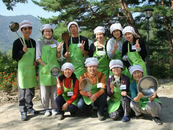 깨달음의 장에 다녀온 후 바로 바라지장에 참가한 조주현 거사님. 앞줄 왼쪽에서 두 번째~~