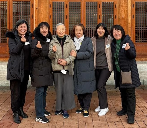 2025년 정토사회문화회관 옥상에서(왼쪽에서 세 번째 조춘숙 님) 2025년 정토사회문화회관 옥상에서(왼쪽에서 세 번째 조춘숙 님)