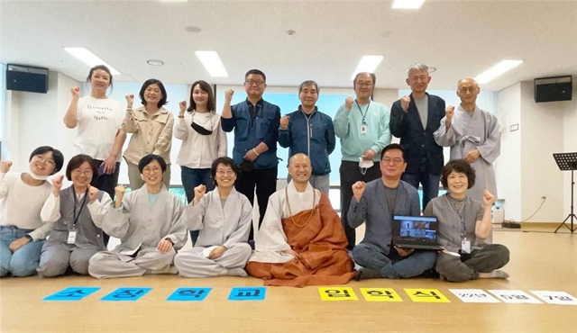 관리소장 역량교육을 시작하며(뒷줄 오른쪽 첫 번째가 노기선 님)