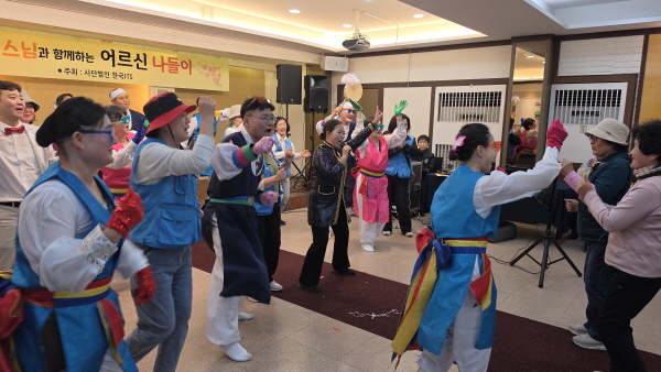 어르신들과 어우러진 공연팀과 봉사자들 어르신들과 어우러진 공연팀과 봉사자들