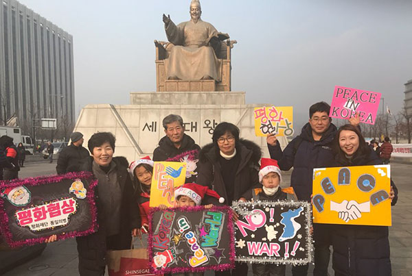 한반도 평화협정 운동, 가족들과 함께 (맨 왼쪽)