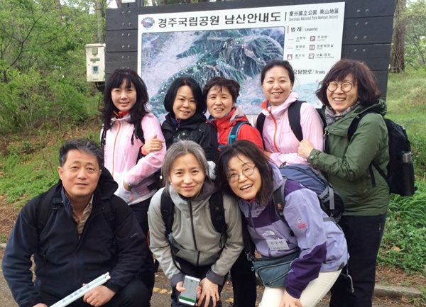 2012년 불교대학 남산순례 (뒷줄 오른쪽 두 번째 김혜련 님)