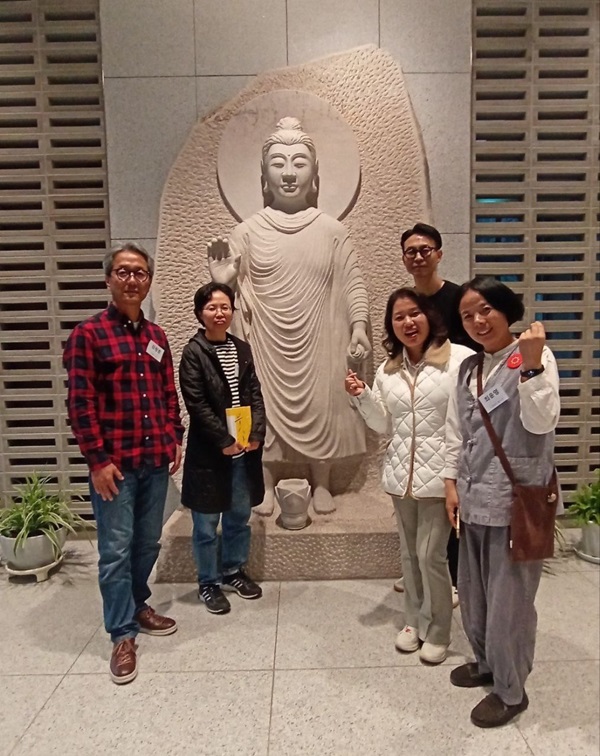 정토사회문화회관에서(맨 오른쪽이 최윤영 님) 정토사회문화회관에서(맨 오른쪽이 최윤영 님)