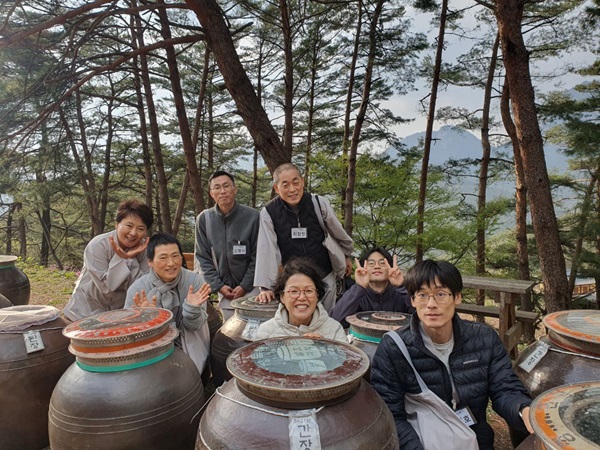 개복숭아청 만들기(맨 뒷줄 오른쪽이 최창한 님)