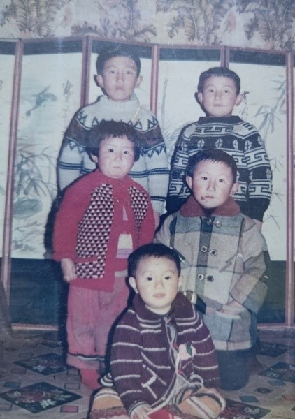 1971년 오빠들과 함께 (왼쪽 빨강옷 양윤정 님)