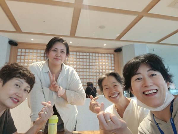 정토사회문화회관에서(왼쪽에서 두 번째가 김지안 님) 정토사회문화회관에서(왼쪽에서 두 번째가 김지안 님)