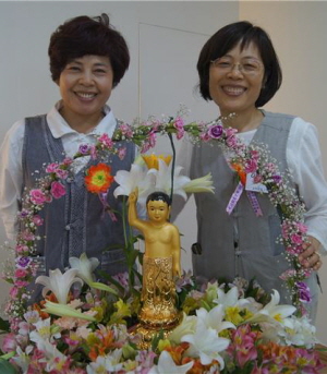 2017년 금정법당 부처님오신날 언니(안경희 님)와 안혜원 님(오른쪽)